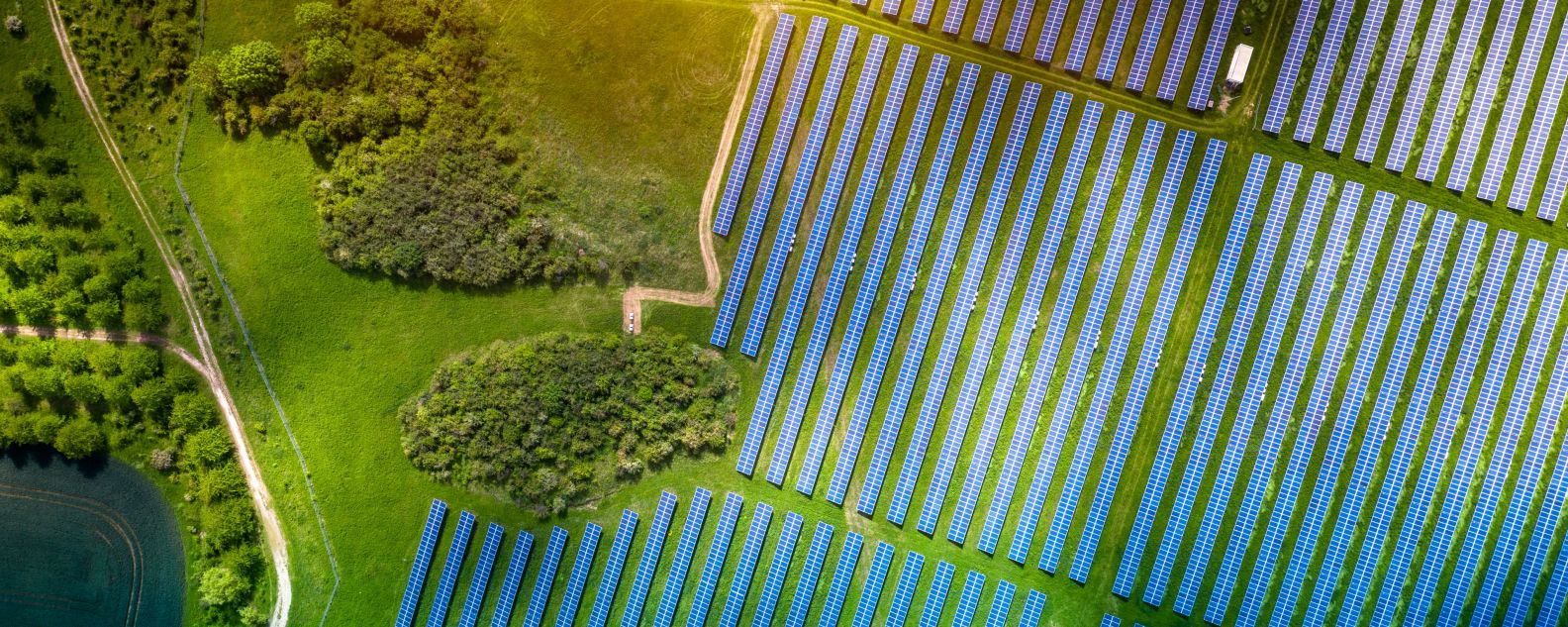 Luftaufnahme eines Solarzellenparks in ländlicher Umgebung