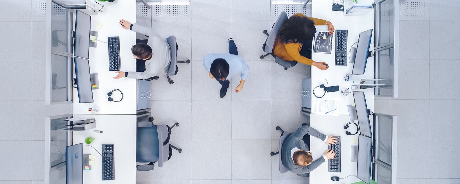 Vista aérea de escritório compartilhado, com trabalhadores em mesas individuais