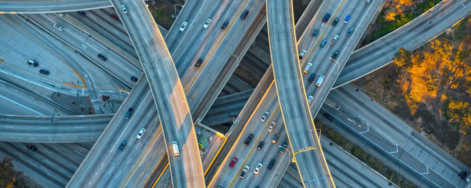 街並みの中の高速道路インターチェンジの空撮写真