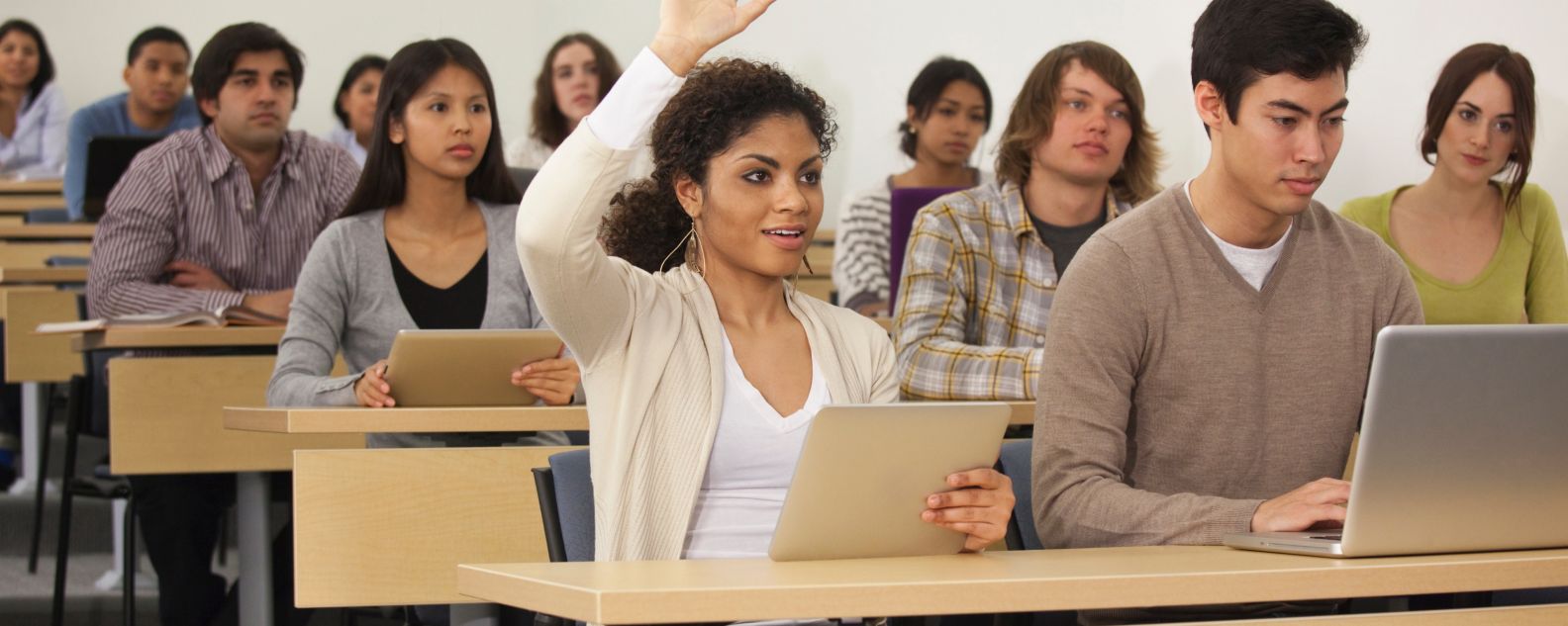 Mahasiswa mengangkat tangan di kelas