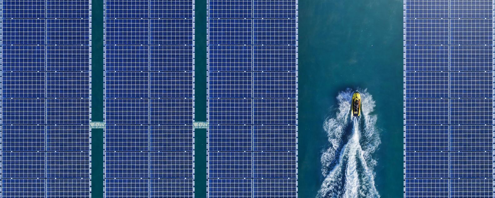 航空写真／ダムに浮かぶソーラー・パネルがクリーンなエネルギー源となる