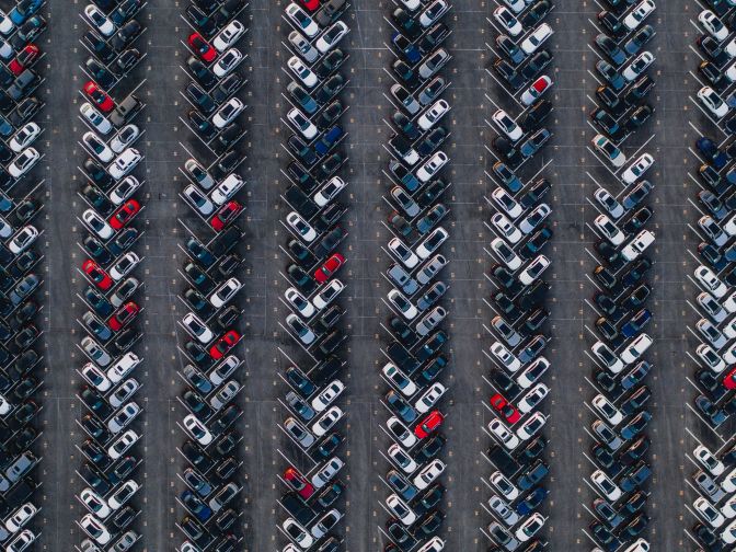 Foto aérea de autos en estacionamiento