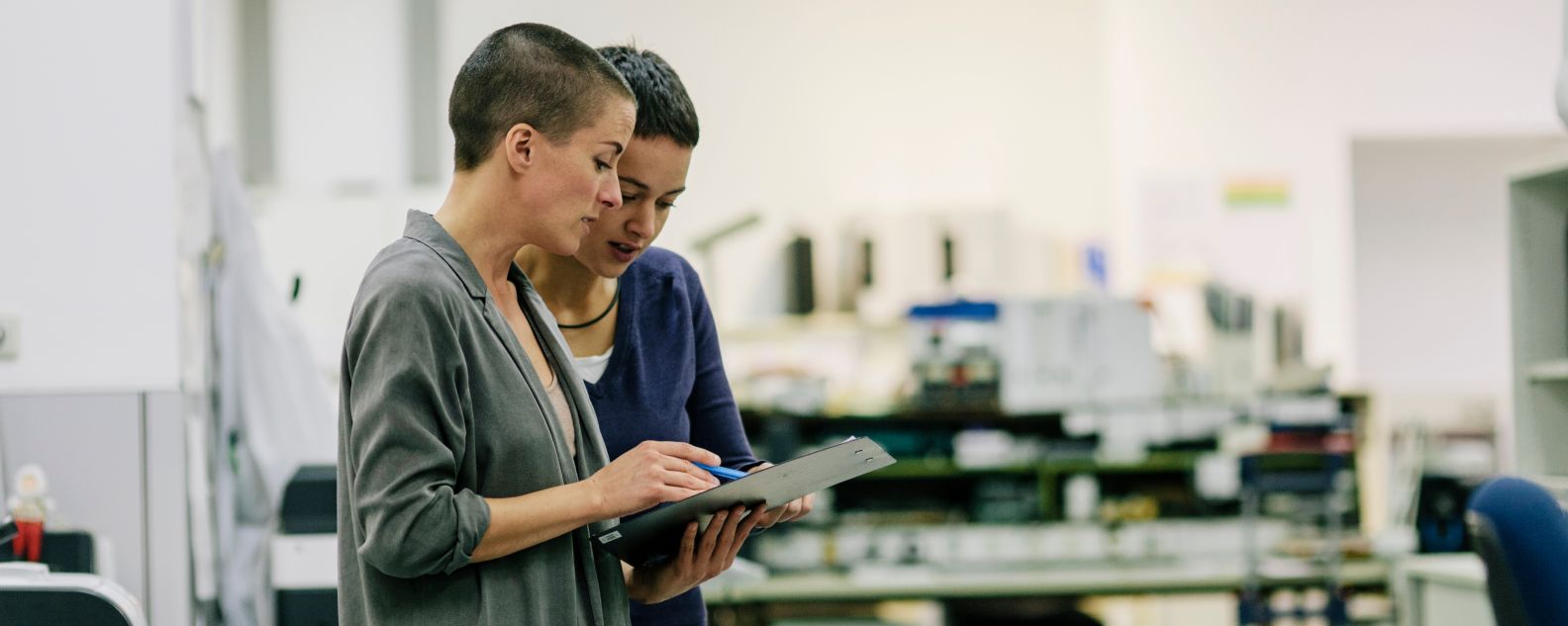 Dos trabajadores revisando información en un tablet