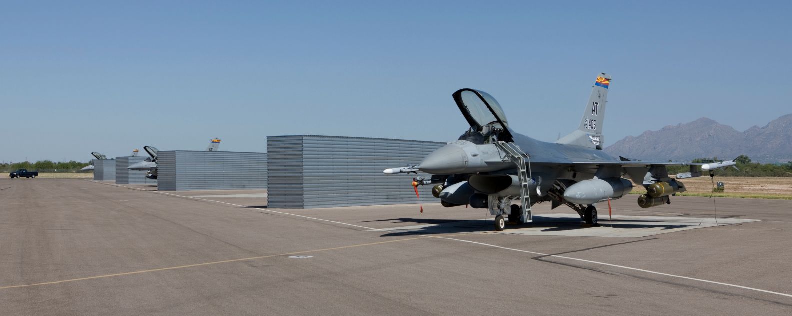 Tres F-16 del Centro de Pruebas de la Reserva de la Fuerza Aérea de la Guardia Nacional Aérea situados en los revestimientos de la Base Aérea Davis-Monthan antes de una misión de prueba