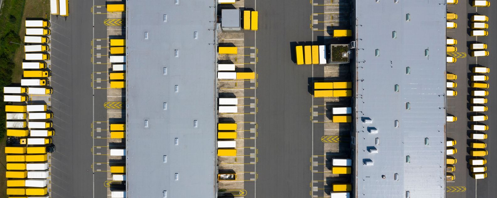 Vista aérea de contenedores de carga y almacén de distribución
