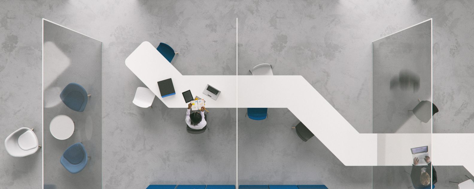 vue aérienne d’un employé assis dans des bureaux modernes