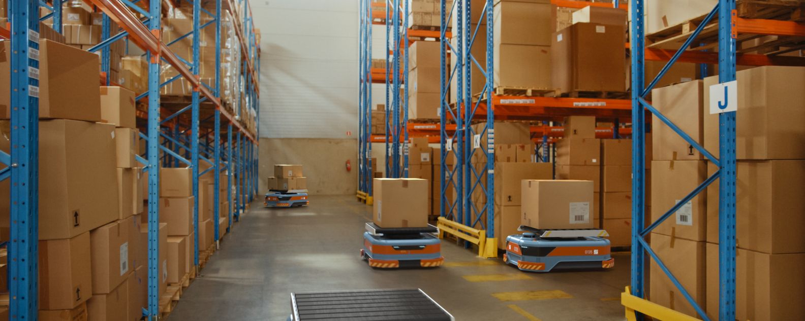 Robot a guida automatica (AGV) che trasportano scatole di cartone in un magazzino