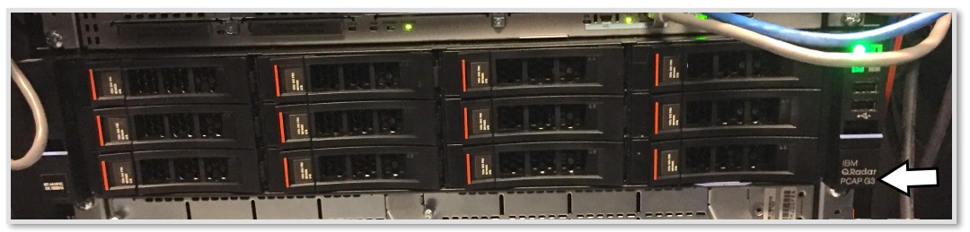 Die Abbildung zeigt die Frontverkleidung einer QRadar Network Packet Capture -Appliance mit einer Konfiguration mit 12 Festplattenlaufwerken.