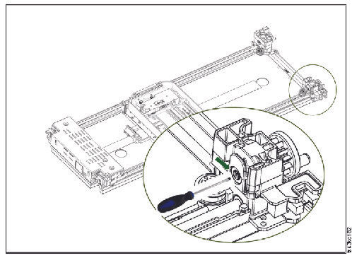 插入螺丝刀以手动操作存取器